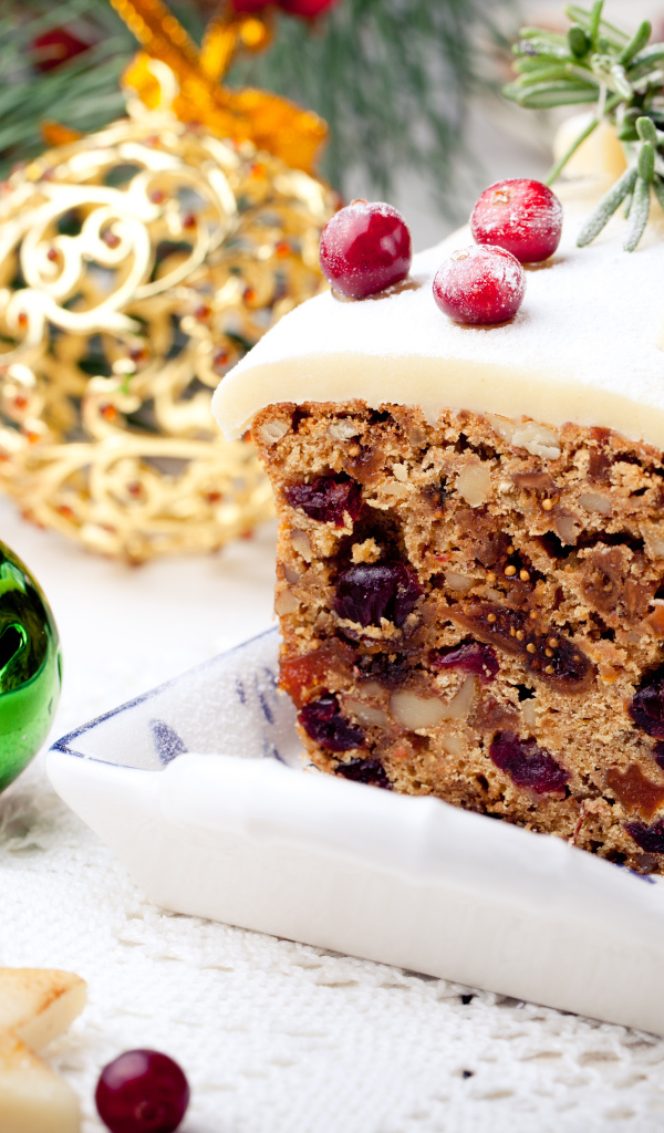 Праздничный новогодний кекс с сухофруктами и игрушками на столе