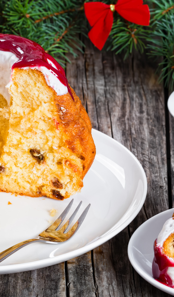 Праздничный кекс с глазурью на столе с чашкой чая