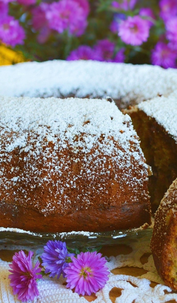 Ароматный кекс с сухофруктами посыпан сахарной пудрой 