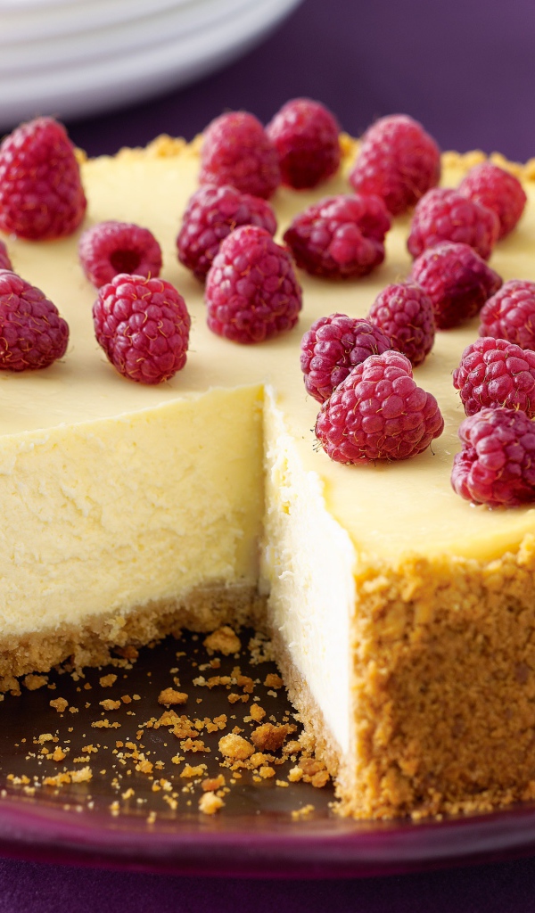 Свежий чизкейк с малиной на тарелке 