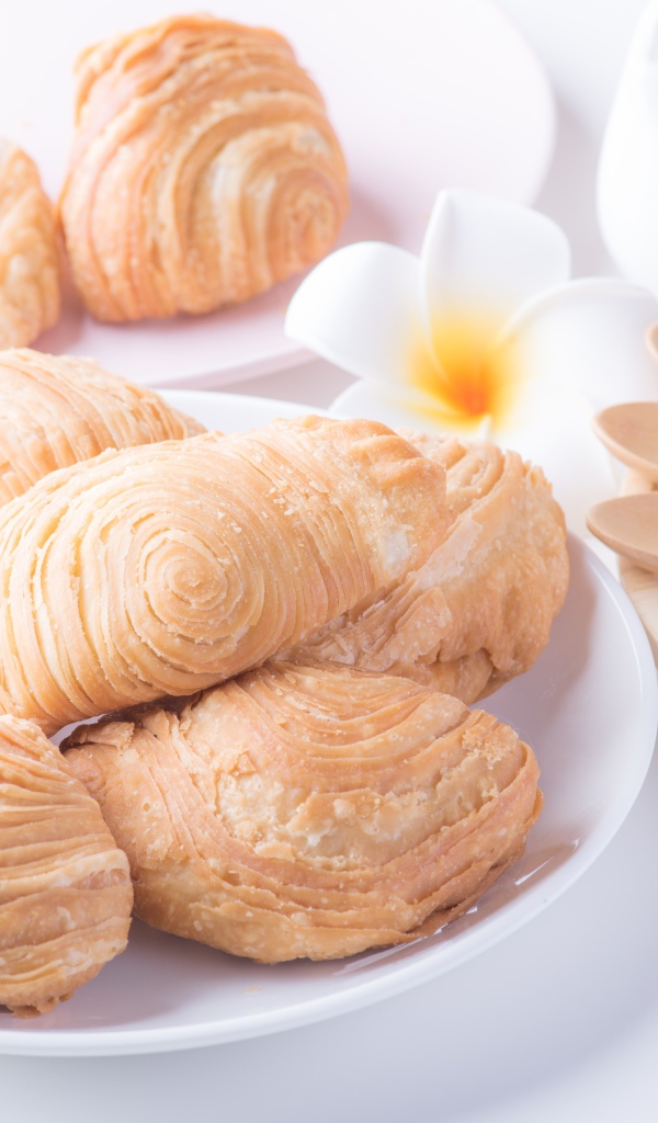 Свежая выпечка на столе к завтраку