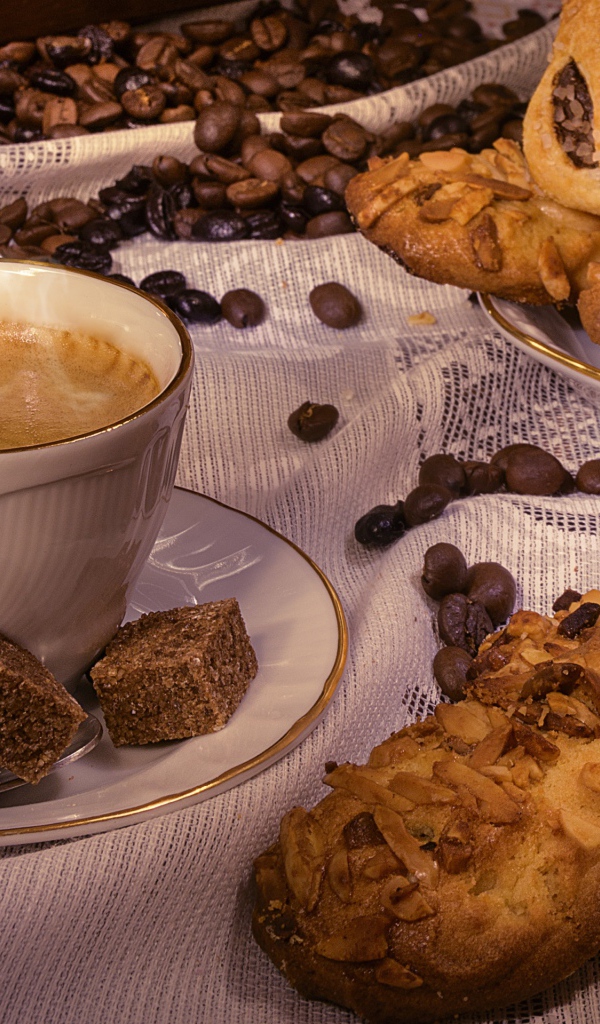 Свежая выпечка на столе с чашкой кофе 