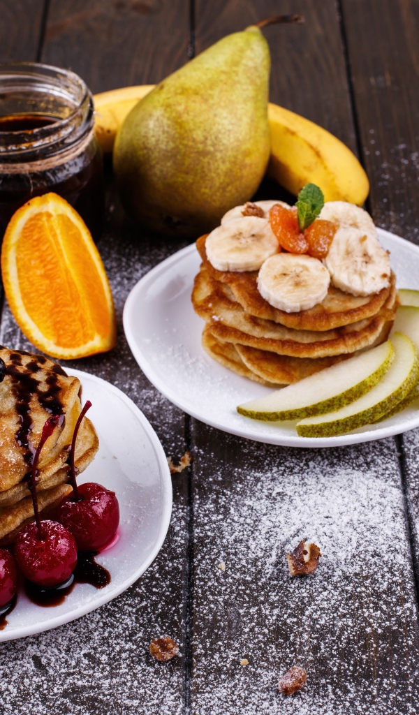 Оладьи на столе с джемом и фруктами