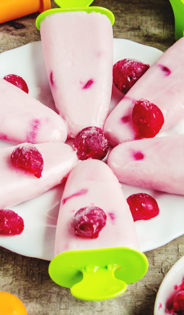 Фруктовое мороженое с ягодами вишни на столе 