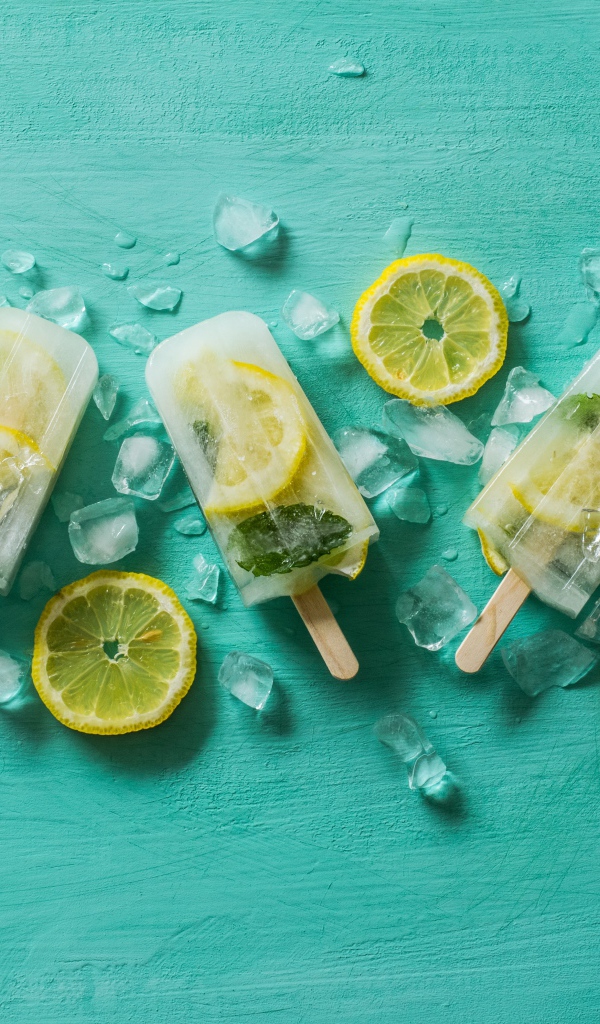 Фруктовое мороженое с лимоном и кусочками льда на столе 