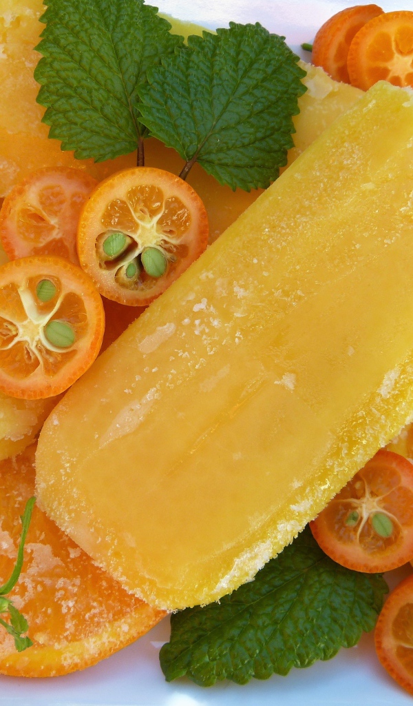 Фруктовое мороженое с кусочками апельсина