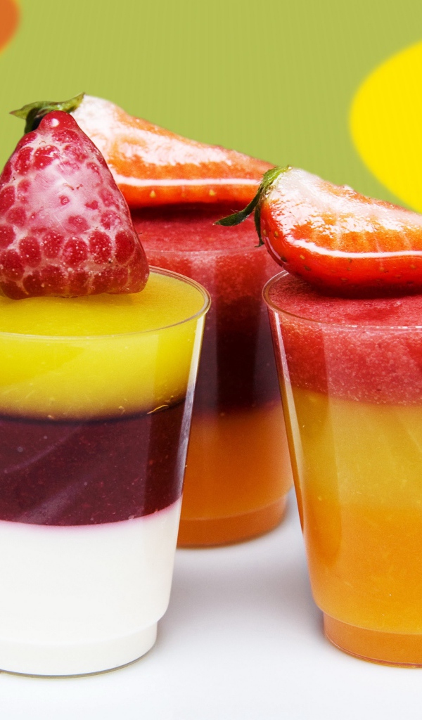 Фруктовое желе в стаканах с ягодами