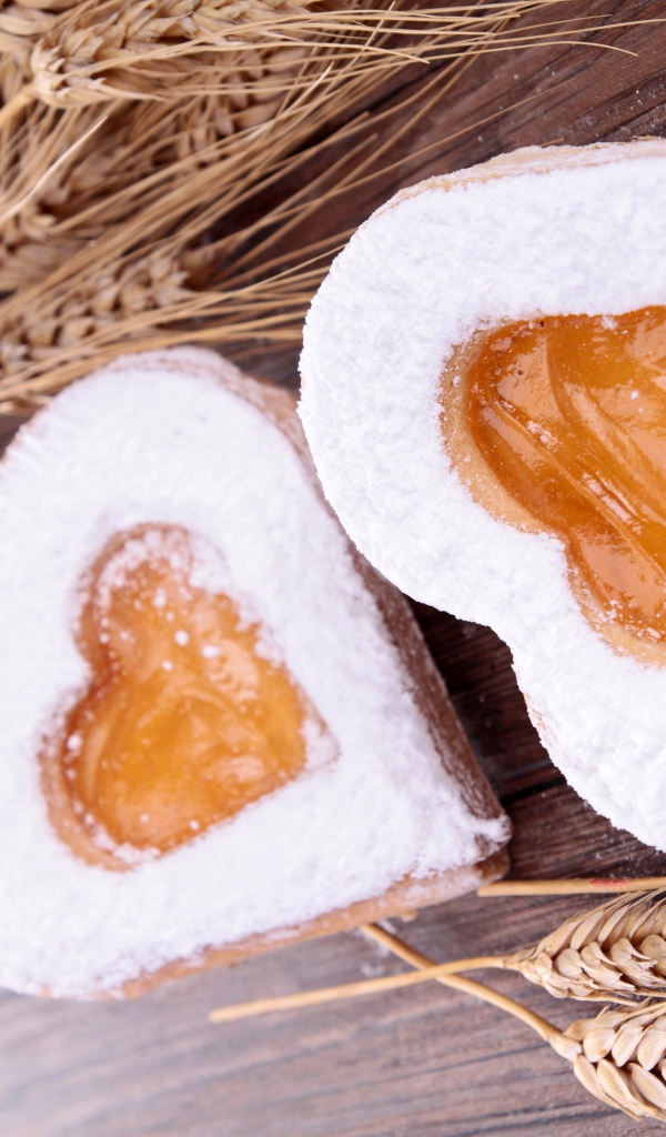 Печенье в форме сердца на столе с колосьями пшеницы