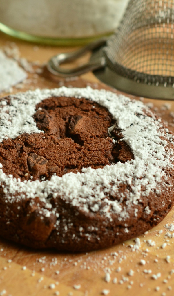 Сердце из сахарной пудры на овсяном печенье 