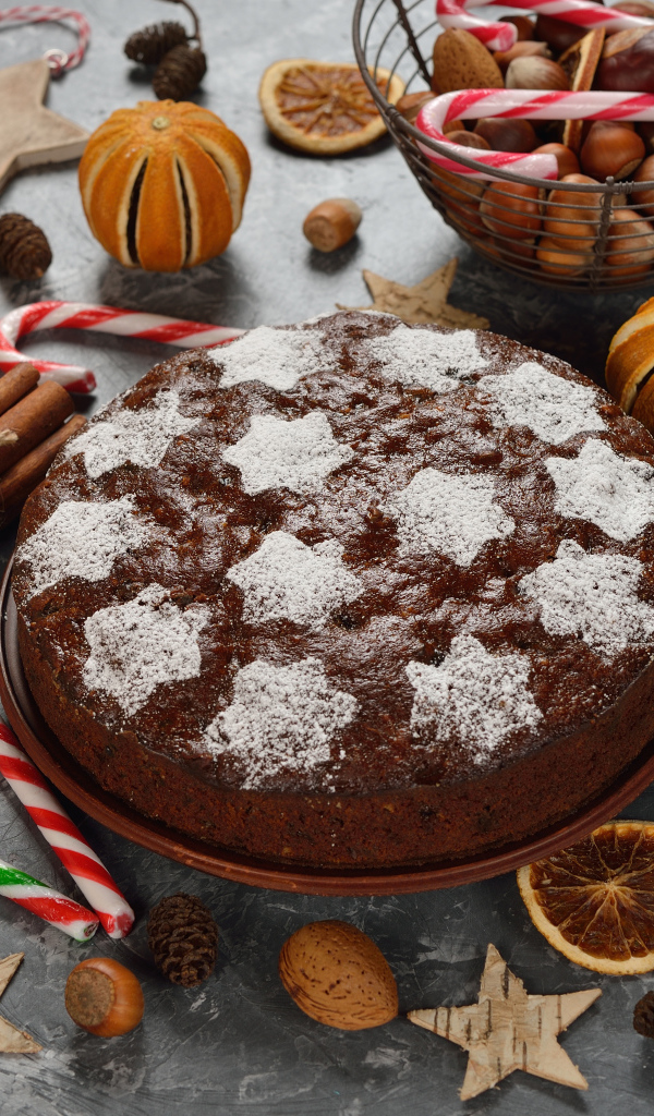 Праздничный пирог с пряностями и орехами на столе