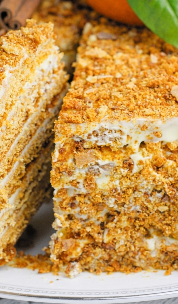 Медовый торт и имбирным печеньем на блюде