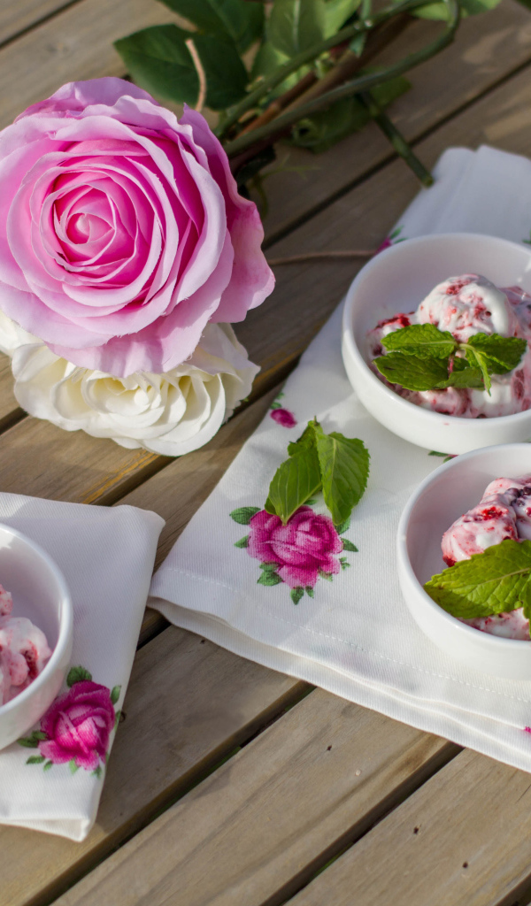 Мороженое в пиалах на столе с розами 