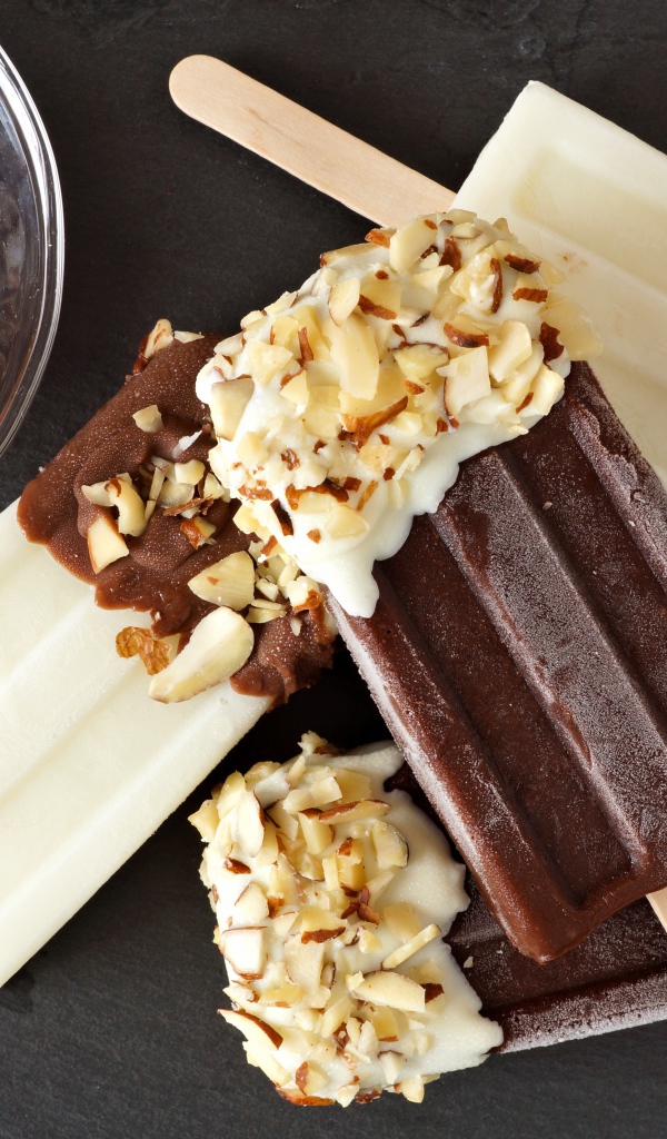 Мороженое на палочке в шоколаде с миндальными орехами