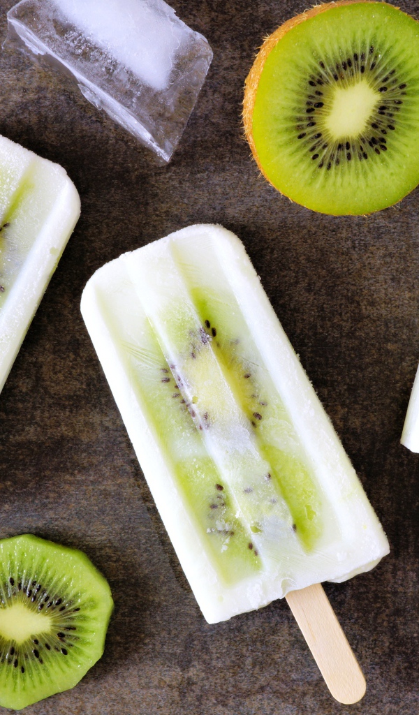Мороженое на палочке с кусочками киви