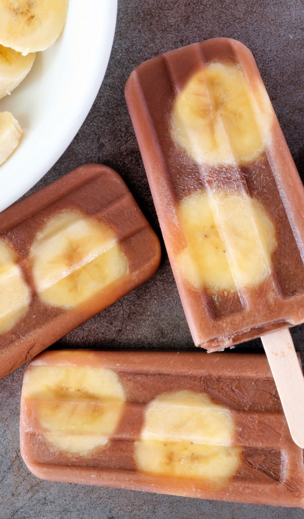 Мороженое с кусочками банана