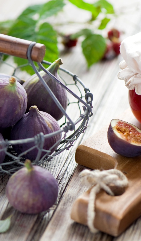 Джем и свежие плоды инжира на столе