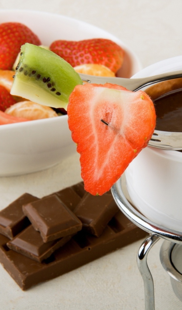 Жидкий шоколад с клубникой и киви 