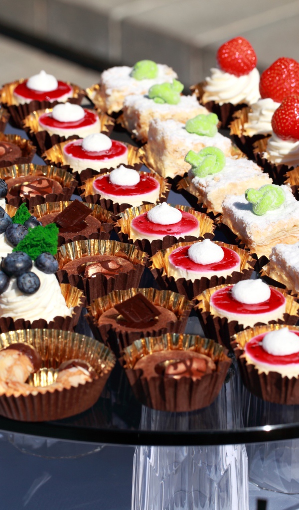 Много разных сладких десертов на столе