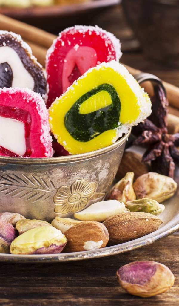 Мармелад в тарелке с фисташками