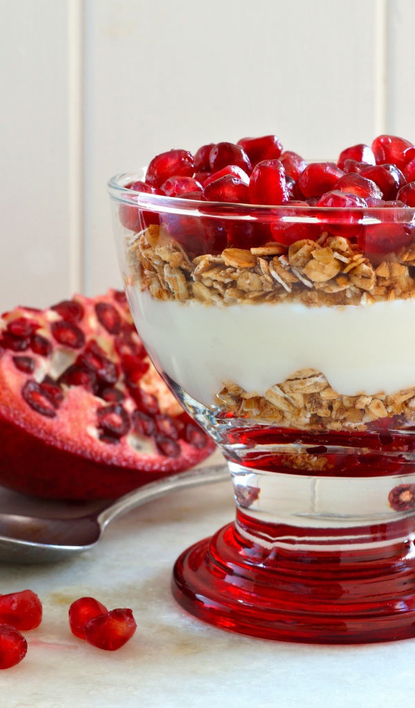 Десерт из мюсли с йогуртом и зернами граната