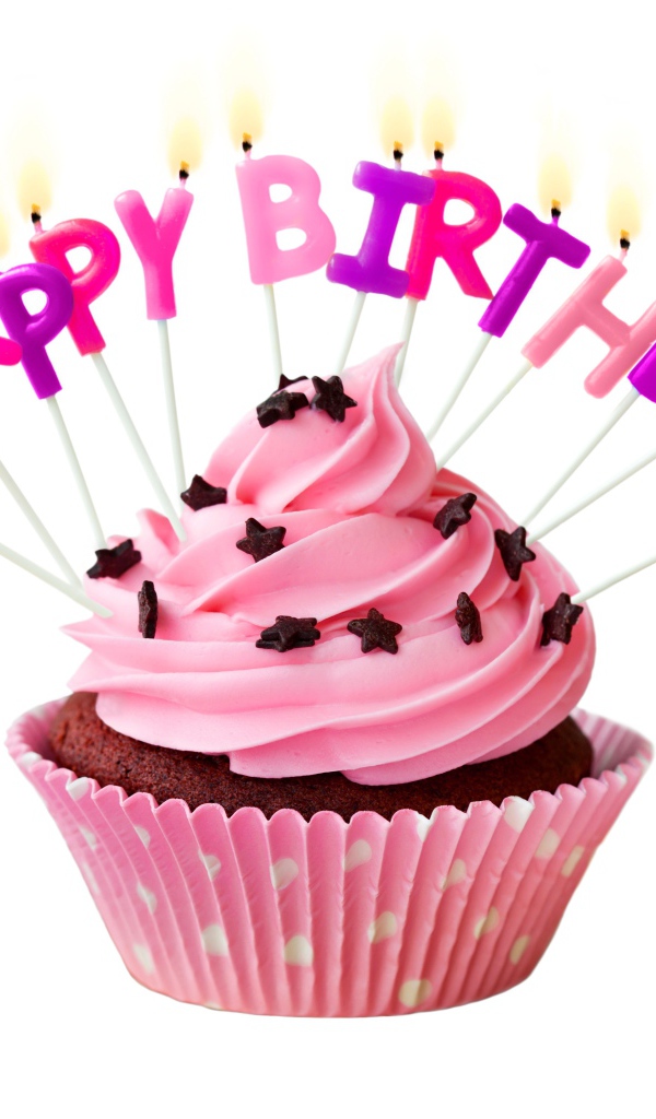 Маффин с кремом и свечами с Днем рождения на белом фоне