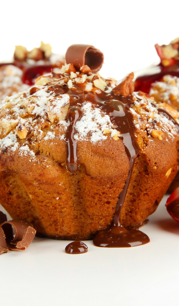 Кексы с сахарной пудрой, орехами, шоколадом и клубникой