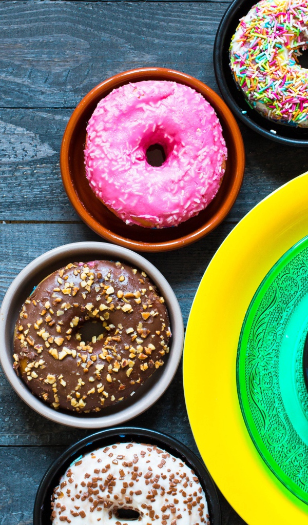 Разноцветные пончики на столе 