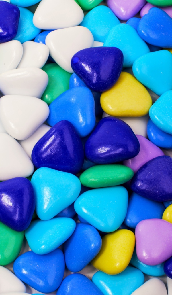 Разноцветные конфеты в форме сердца
