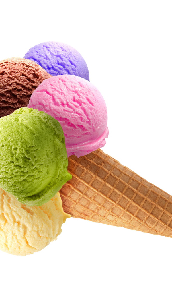 Разноцветные шарики мороженого в вафельном рожке на белом фоне