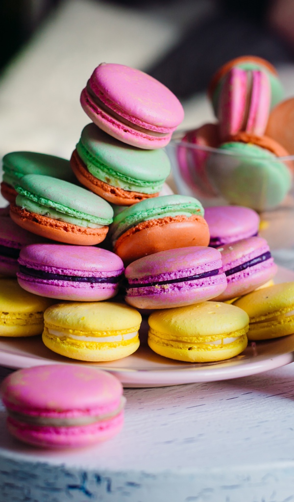 Разноцветные сладости макарон на столе