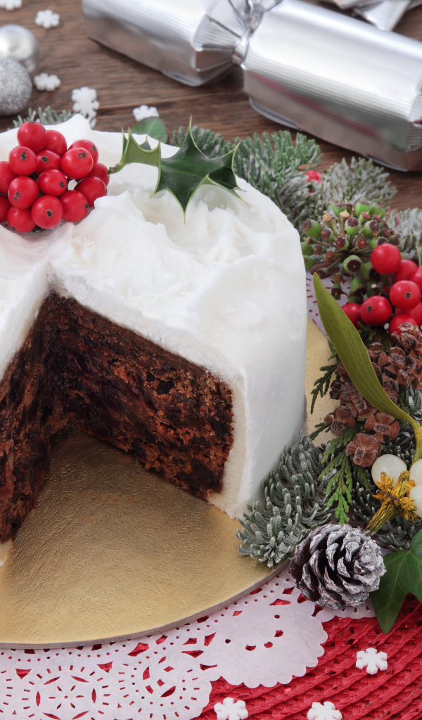 Новогодний торт на столе с новогодними украшениями