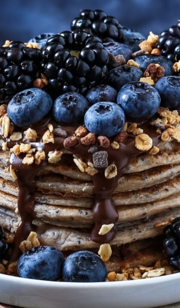 Панкейки с ягодами черники и ежевики