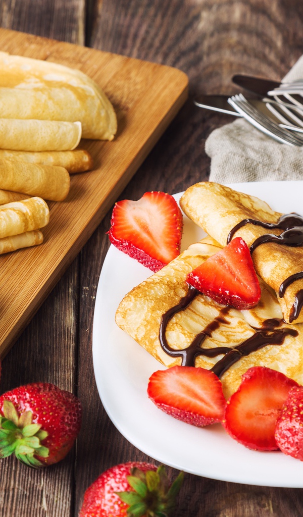 Блины с шоколадом и ягодами клубники 