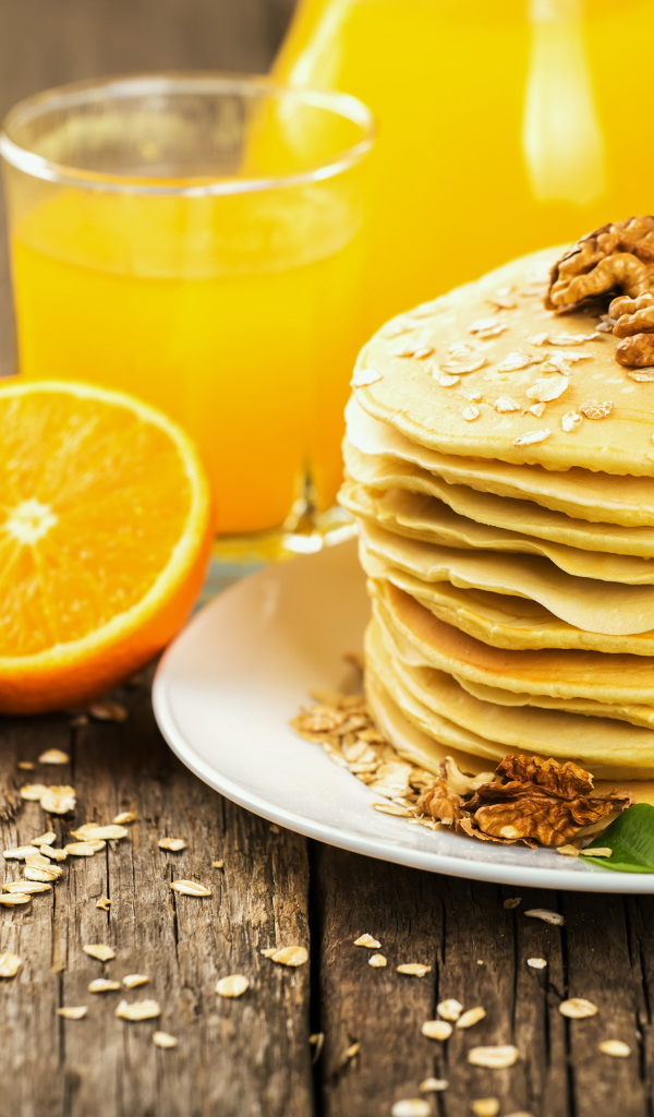 Панкейки с орехами и апельсиновым соком 