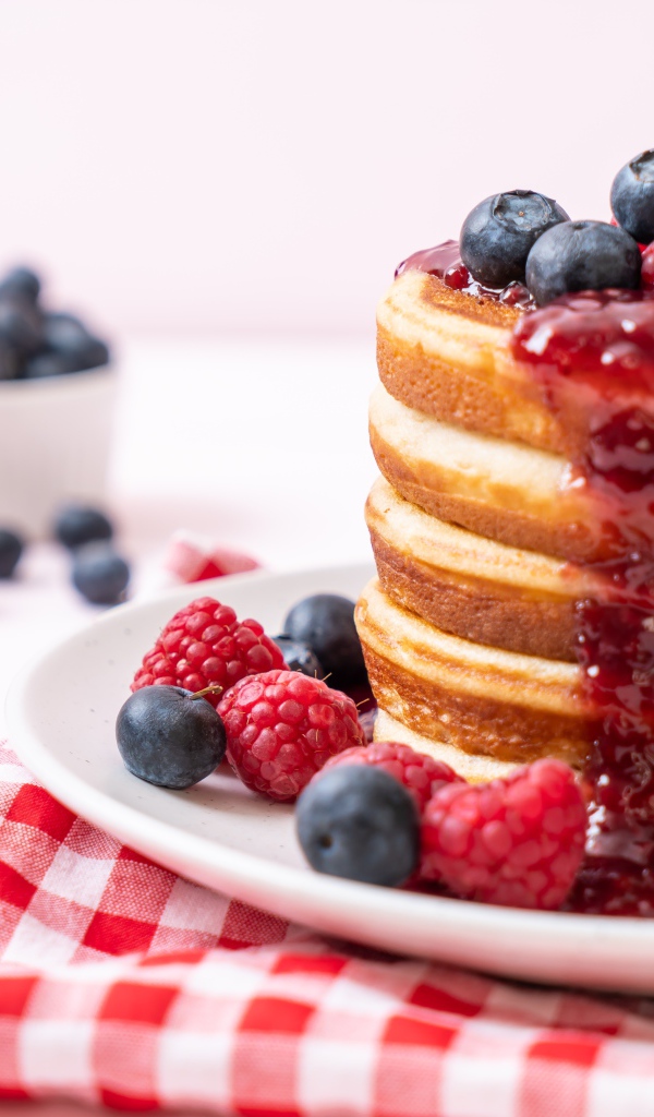 Оладья с джемом и ягодами малины и черники