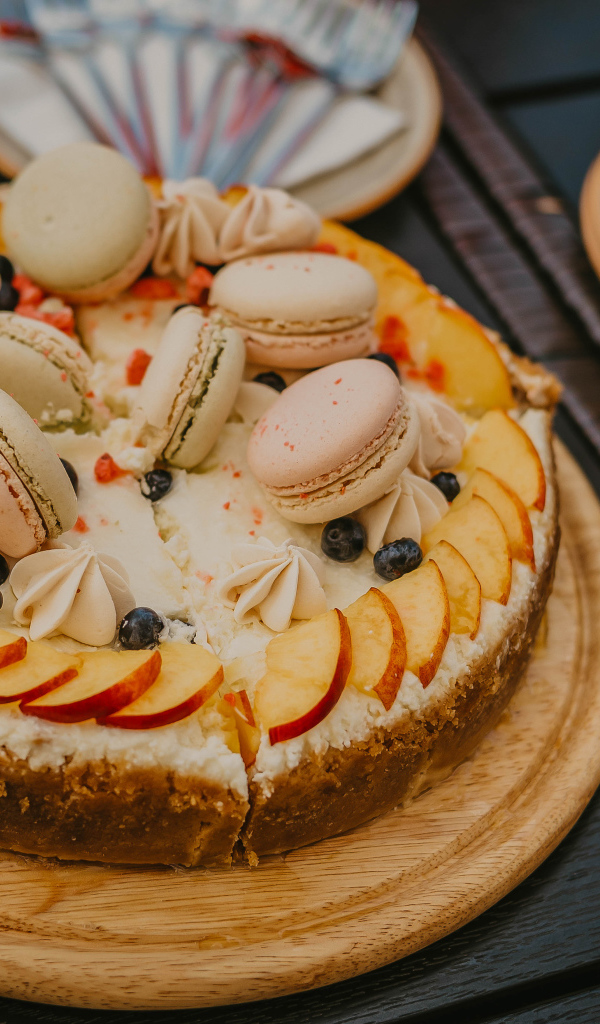 Пирог с яблоками, меренгой и макарунами