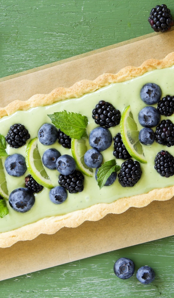 Пирог с лаймом, ягодами черники и ежевики