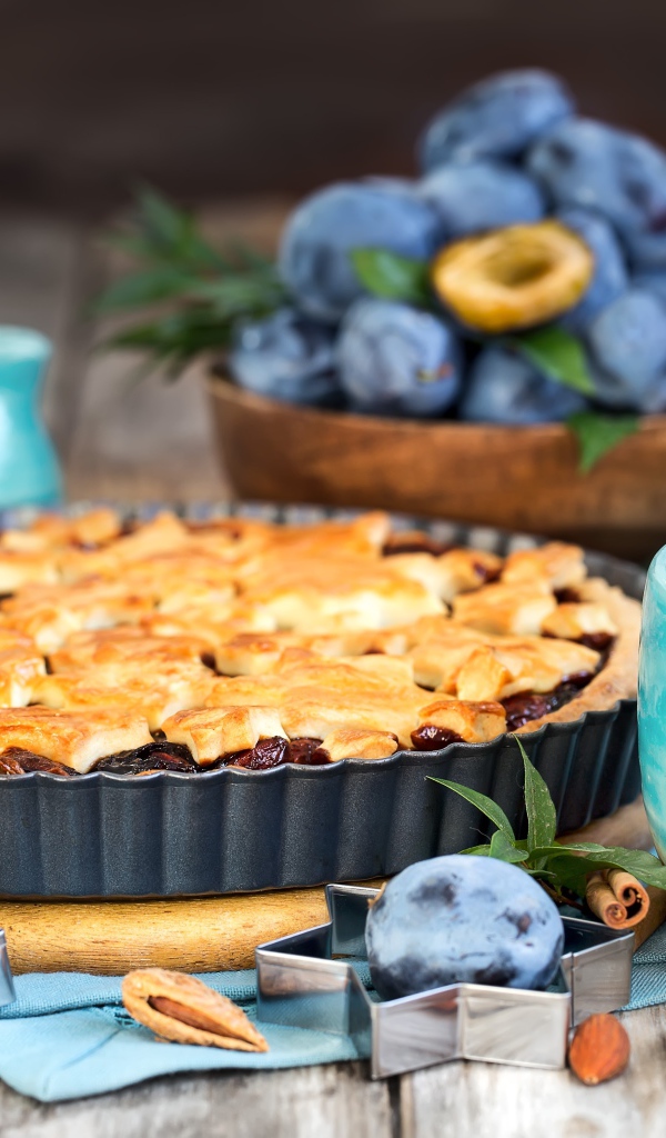 Пирог со сливами и чаем на столе