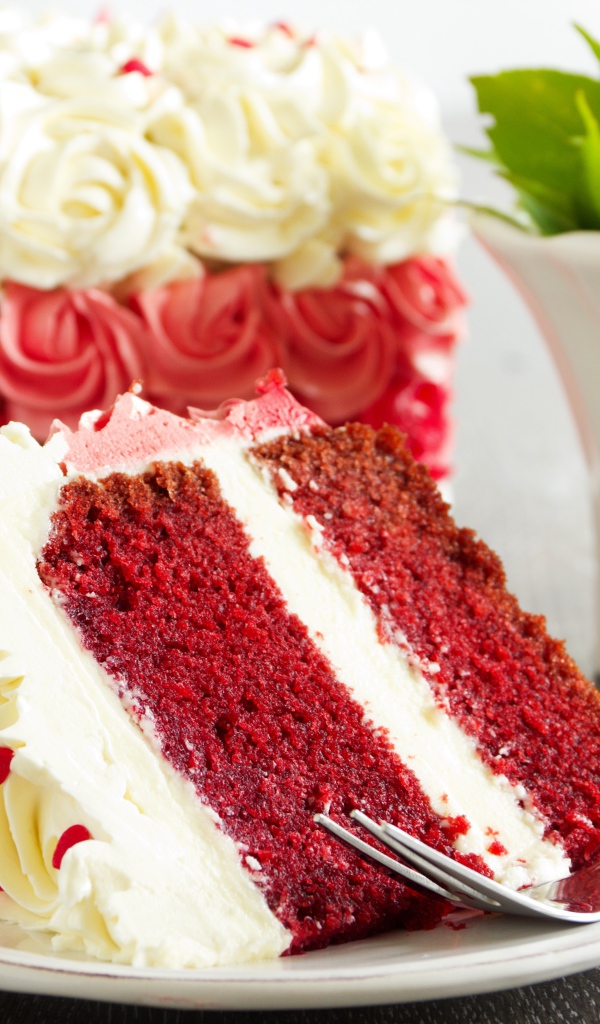 Кусок торта Красный бархат на тарелке с вилкой