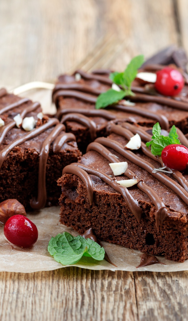 Кусочки шоколадного пирожного с ягодами