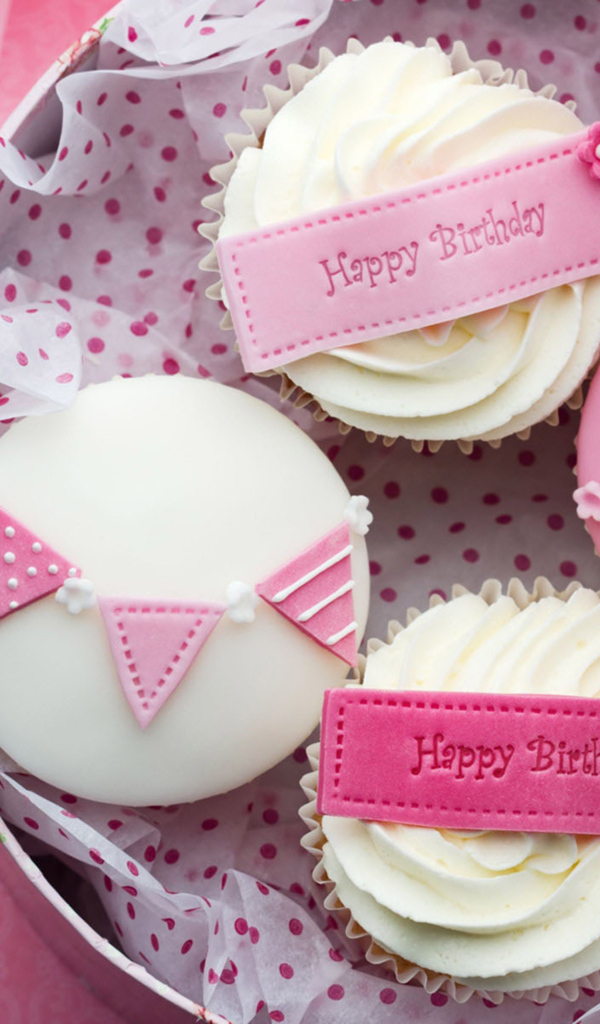 Розовые праздничные кексы ко дню рождения 