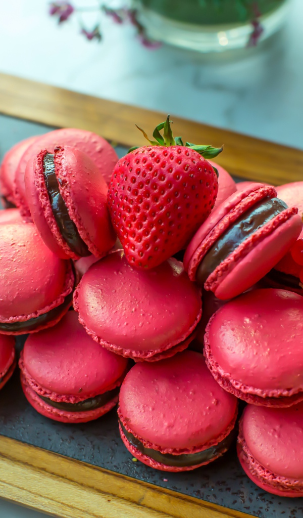 Розовые макаруны с красной смородиной и клубникой