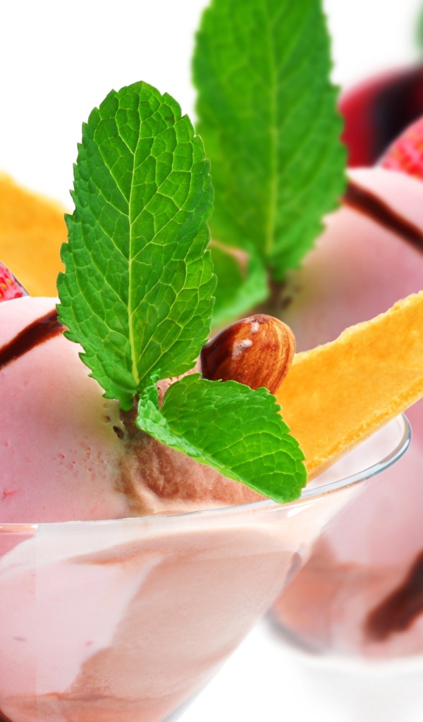 Шарики фруктового мороженого с ягодами клубники