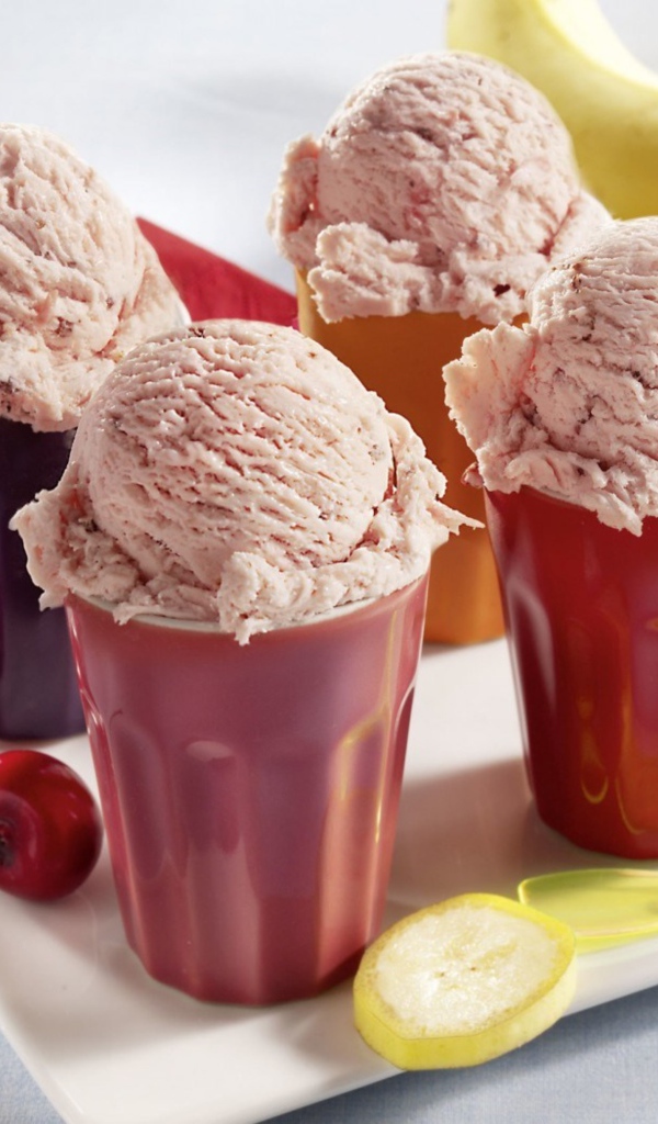 Фруктовое мороженое в стаканчиках на столе