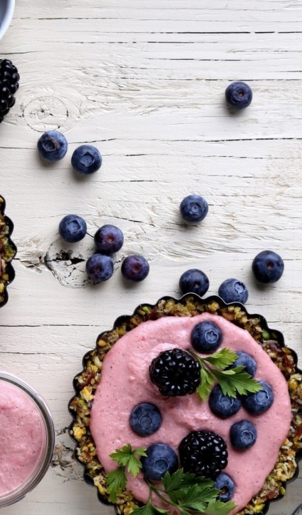 Пудинг с ягодами черники и ежевики на столе 