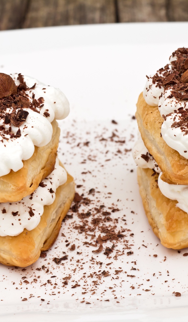 Слоеное печенье со сливками, тертым шоколадом и орехами