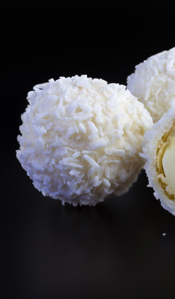 Конфеты раффаэлло на черном фоне