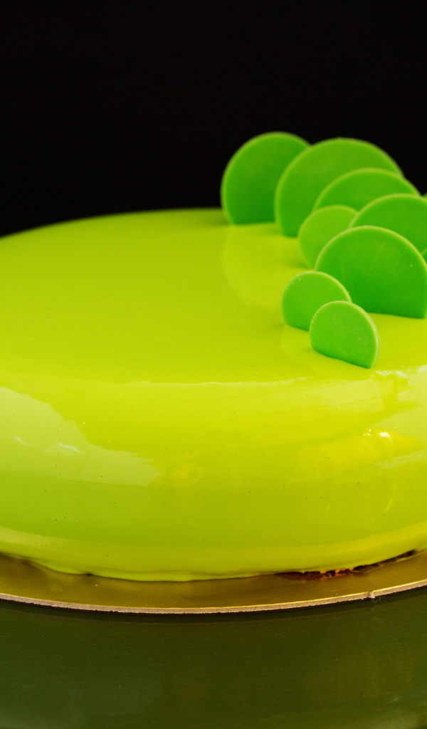 Круглый красивый глянцевый торт на черном фоне