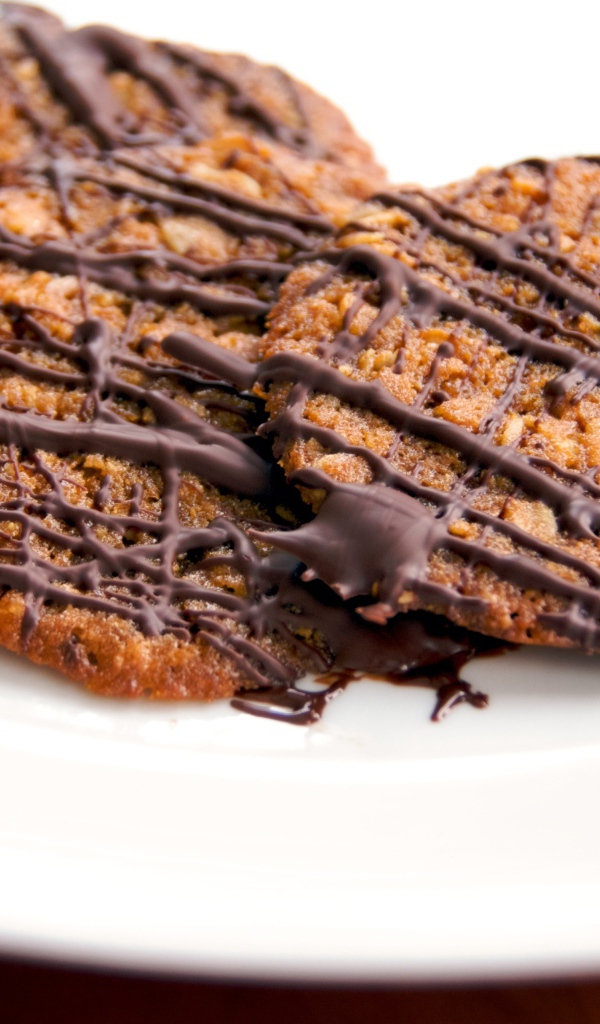 Круглое печенье с шоколадом на белой тарелке