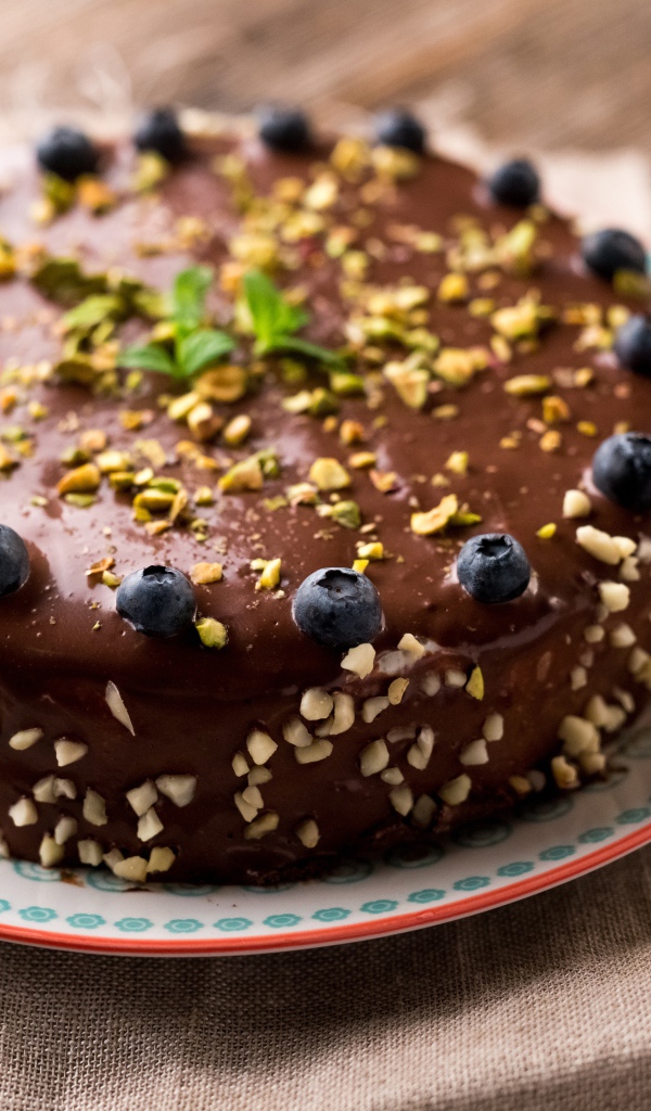 Круглый торт с шоколадом и ягодами черники